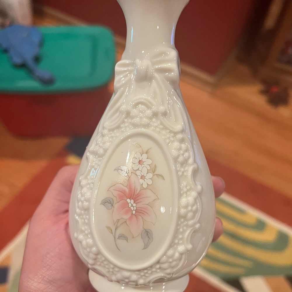 Vintage Royal Heritage Porcelain Cameo Ribbon Vase - Picture 3 of 5